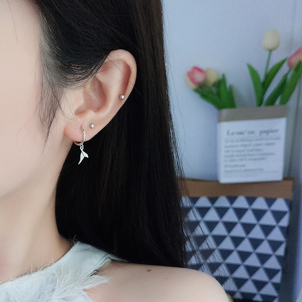 《 QBOX 》FASHION 飾品【EE181】秀氣「深海尾光」鯨尾純銀耳環/耳飾(一對)-細節圖7