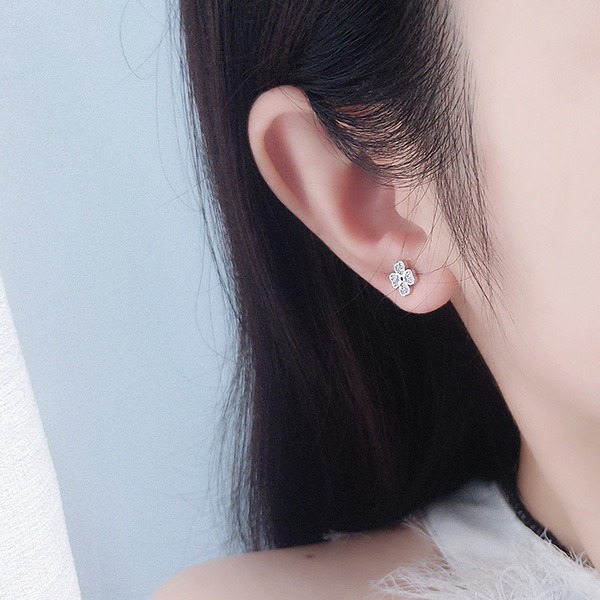 《 QBOX 》FASHION 飾品【EJZ-32】秀氣「幸運星簇」滿鑽四葉草純銀耳環/耳飾(一對)-細節圖7