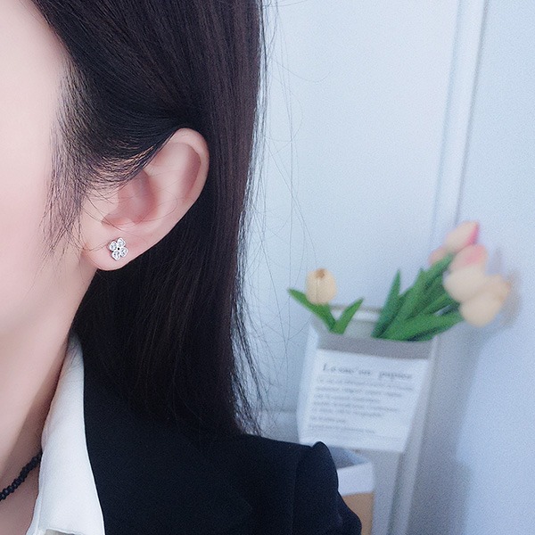 《 QBOX 》FASHION 飾品【EJZ-32】秀氣「幸運星簇」滿鑽四葉草純銀耳環/耳飾(一對)-細節圖8