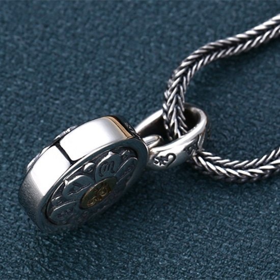 《 QBOX 》FASHION 飾品【C3526S67】精緻個性「梵轉銀輪」避邪六字真言雙面圓盤純銀項鍊/泰銀吊墬-細節圖3
