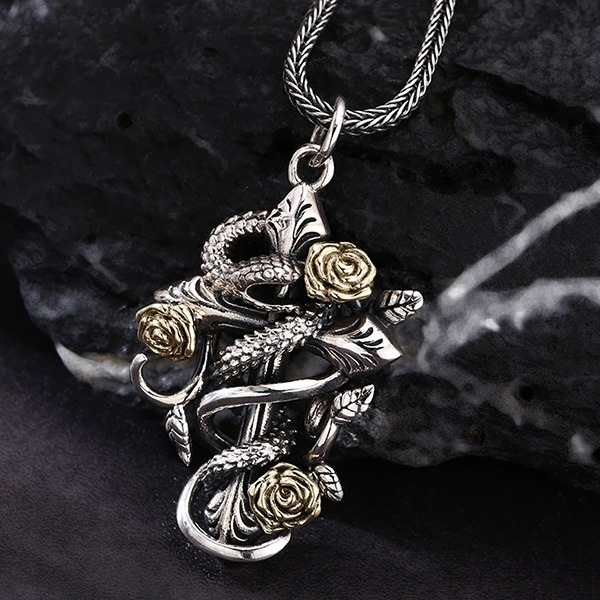 《 QBOX 》FASHION 飾品【TSC511306】精緻個性復古蛇纏薔薇十字架純銀墬子項鍊/吊飾-細節圖3