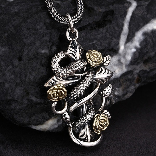 《 QBOX 》FASHION 飾品【TSC511306】精緻個性復古蛇纏薔薇十字架純銀墬子項鍊/吊飾-細節圖4