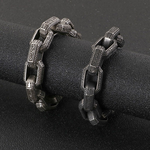 《QBOX 》FASHION 飾品【BK118450】 個性復古鐫刻方形圖紋理重工鈦鋼手鍊/手環(二色)-細節圖3