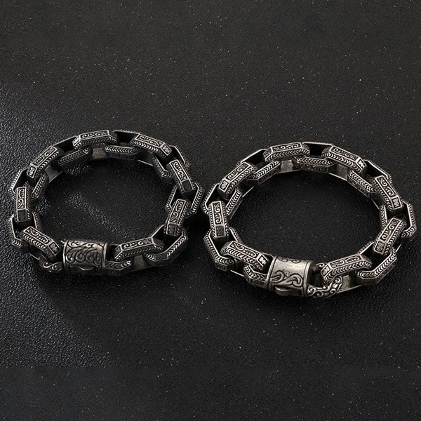 《QBOX 》FASHION 飾品【BK118450】 個性復古鐫刻方形圖紋理重工鈦鋼手鍊/手環(二色)-細節圖4