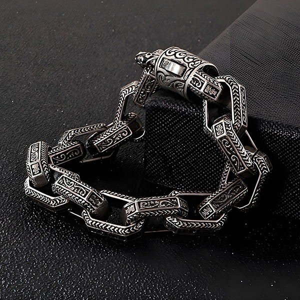 《QBOX 》FASHION 飾品【BK118450】 個性復古鐫刻方形圖紋理重工鈦鋼手鍊/手環(二色)-細節圖5