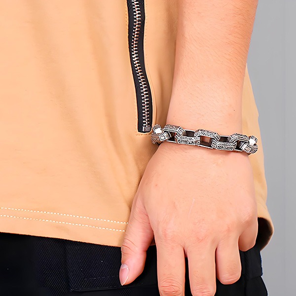 《QBOX 》FASHION 飾品【BK118450】 個性復古鐫刻方形圖紋理重工鈦鋼手鍊/手環(二色)-細節圖8