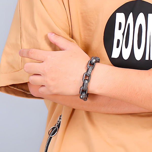 《QBOX 》FASHION 飾品【BK118450】 個性復古鐫刻方形圖紋理重工鈦鋼手鍊/手環(二色)-細節圖9