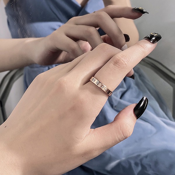 《 QBOX 》FASHION 飾品【R10025003】精緻個性玫瑰金羅馬數字鑲鑽鈦鋼戒指/戒環-細節圖7