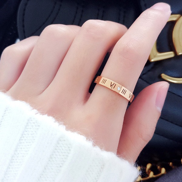 《 QBOX 》FASHION 飾品【R10025003】精緻個性玫瑰金羅馬數字鑲鑽鈦鋼戒指/戒環-細節圖8