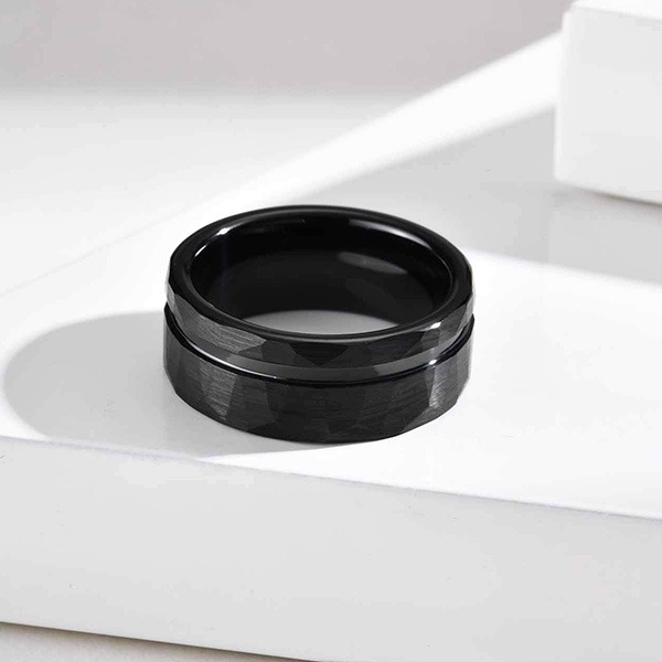 《 QBOX 》FASHION 飾品【GTCR-034】精緻個性雅痞菱形切面條紋鎢鋼戒指/戒環-細節圖8