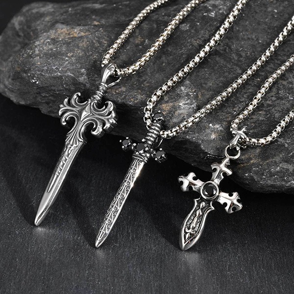 《 QBOX 》FASHION 飾品【GPN-2247S】精緻個性復古雕花鑲鑽寶劍鈦鋼墬子項鍊/吊墬(二款)-細節圖3