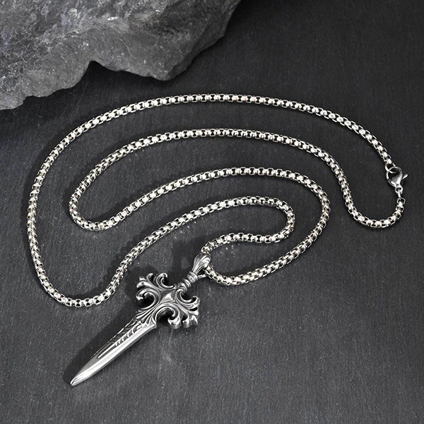 《 QBOX 》FASHION 飾品【GPN-2247S】精緻個性復古雕花鑲鑽寶劍鈦鋼墬子項鍊/吊墬(二款)-細節圖5