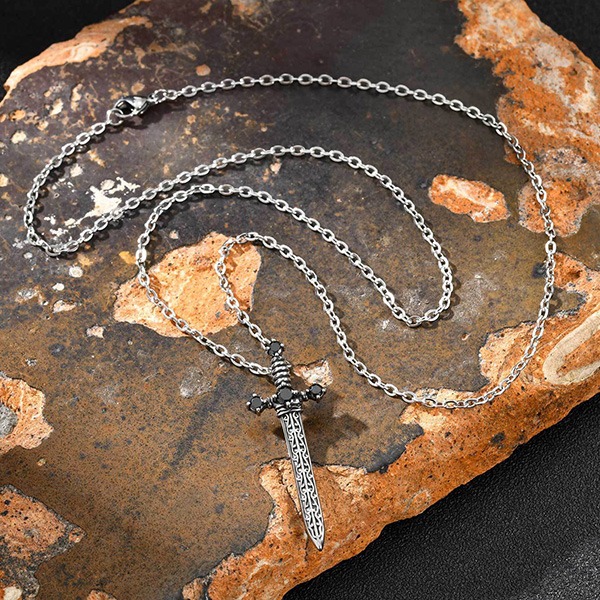 《 QBOX 》FASHION 飾品【GPN-2247S】精緻個性復古雕花鑲鑽寶劍鈦鋼墬子項鍊/吊墬(二款)-細節圖6