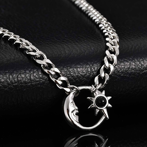 《 QBOX 》FASHION 飾品【GNC-2407】精緻個性復古日月相嵌黑石鈦鋼墬子項鍊/吊墬-細節圖3