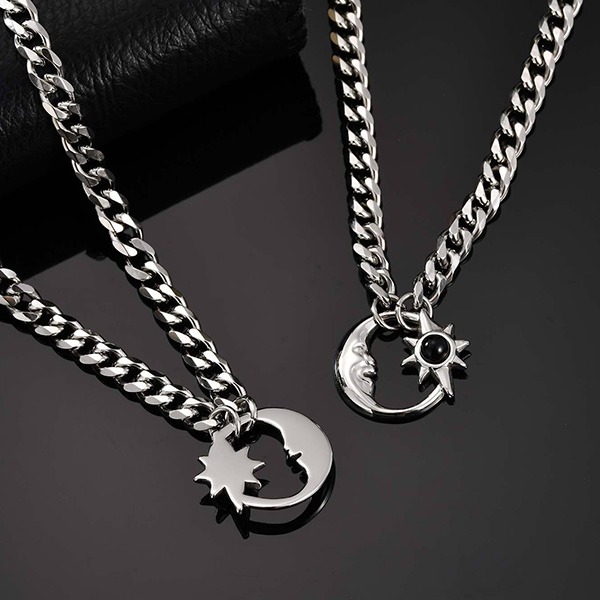 《 QBOX 》FASHION 飾品【GNC-2407】精緻個性復古日月相嵌黑石鈦鋼墬子項鍊/吊墬-細節圖6