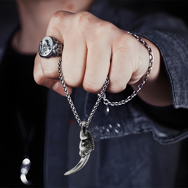 《 QBOX 》FASHION 飾品【CBP8-1082】精緻個性復古龍鱗纏裹獠牙鈦鋼墬子項鍊/吊墬-細節圖8