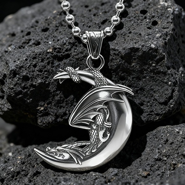 《 QBOX 》FASHION 飾品【CBP8-987】精緻個性復古月形纏龍浮雕鈦鋼墬子項鍊/吊墬-細節圖3