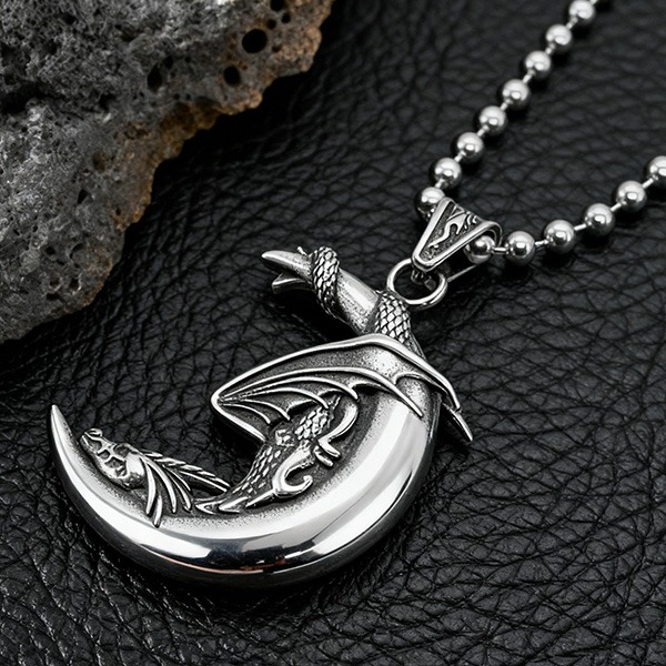 《 QBOX 》FASHION 飾品【CBP8-987】精緻個性復古月形纏龍浮雕鈦鋼墬子項鍊/吊墬-細節圖4