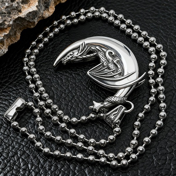 《 QBOX 》FASHION 飾品【CBP8-987】精緻個性復古月形纏龍浮雕鈦鋼墬子項鍊/吊墬-細節圖6