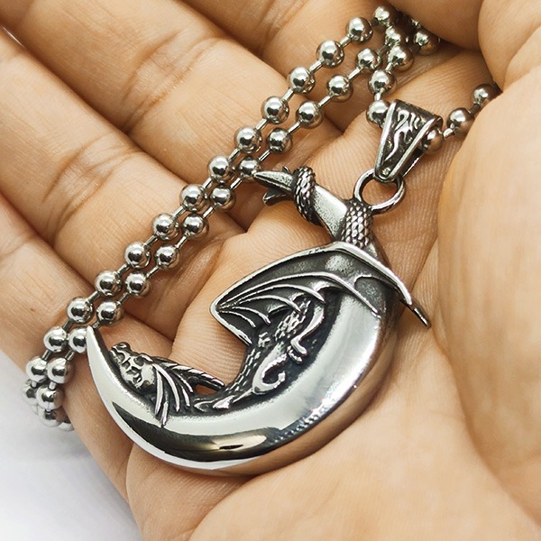 《 QBOX 》FASHION 飾品【CBP8-987】精緻個性復古月形纏龍浮雕鈦鋼墬子項鍊/吊墬-細節圖7