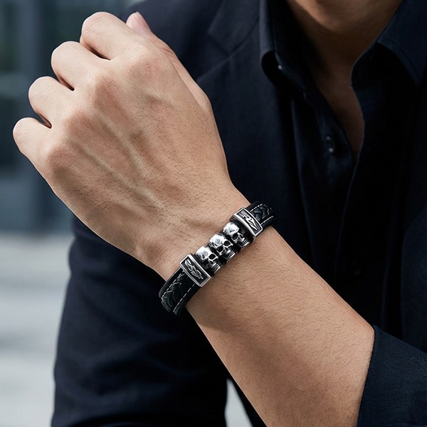 《 QBOX 》FASHION 飾品【LBC-L045】 精緻個性暗黑三骷髏頭骸骨編織皮革鈦鋼磁扣頭手鍊/手環-細節圖6