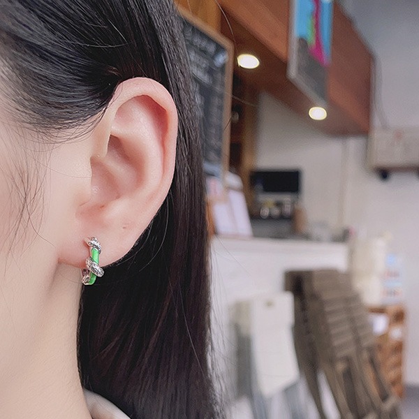 《 QBOX 》FASHION 飾品【EYFJ1010】個性蛇形纏繞滴膠彩釉純銀耳環/耳飾(一對)-細節圖8