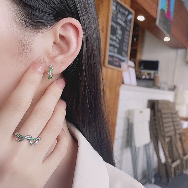 《 QBOX 》FASHION 飾品【EYFJ1010】個性蛇形纏繞滴膠彩釉純銀耳環/耳飾(一對)-細節圖7