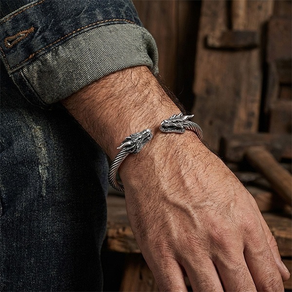 《 QBOX 》FASHION 飾品【BBRG-051】 精緻個性霸氣立體雙頭龍扭紋鈦鋼開口手鐲/手環-細節圖6