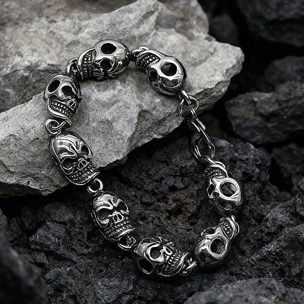 《 QBOX 》FASHION 飾品【B10021595】精緻個性龐克風立體骷髏頭圈扣鈦鋼手鍊/手環-細節圖4