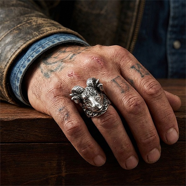 《 QBOX 》FASHION 飾品【RBR8-157】精緻個性復古仿舊羊頭鈦鋼戒指/戒環-細節圖9