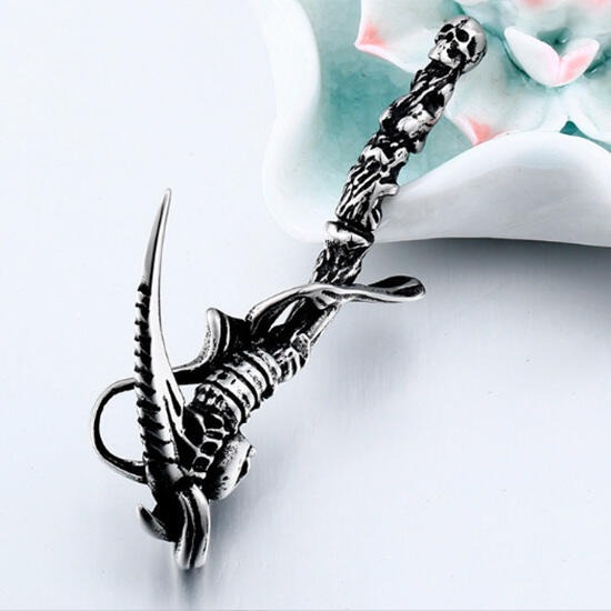 《 QBOX 》FASHION 飾品 【CBP8-311】精緻個性龐克風骷顱頭鐮刀鑄造鈦鋼墬子項鍊/掛飾-細節圖4