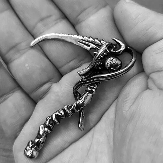 《 QBOX 》FASHION 飾品 【CBP8-311】精緻個性龐克風骷顱頭鐮刀鑄造鈦鋼墬子項鍊/掛飾-細節圖5