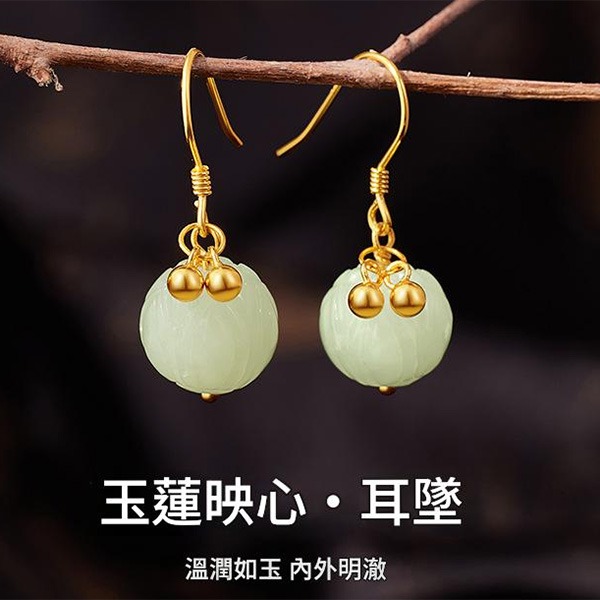 《QBOX 》FASHION 飾品【SVE26025】 精緻秀氣天然和田玉蓮花鍍金純銀耳環/耳墬-細節圖3