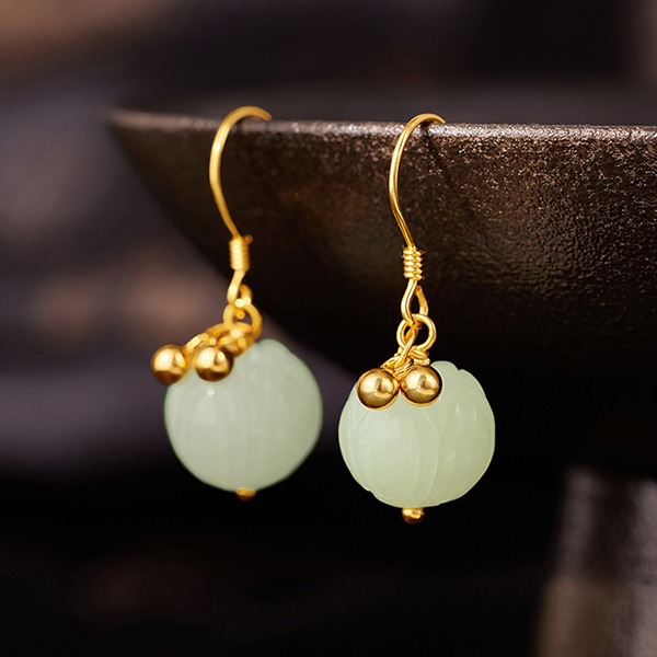 《QBOX 》FASHION 飾品【SVE26025】 精緻秀氣天然和田玉蓮花鍍金純銀耳環/耳墬-細節圖5