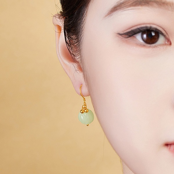 《QBOX 》FASHION 飾品【SVE26025】 精緻秀氣天然和田玉蓮花鍍金純銀耳環/耳墬-細節圖6