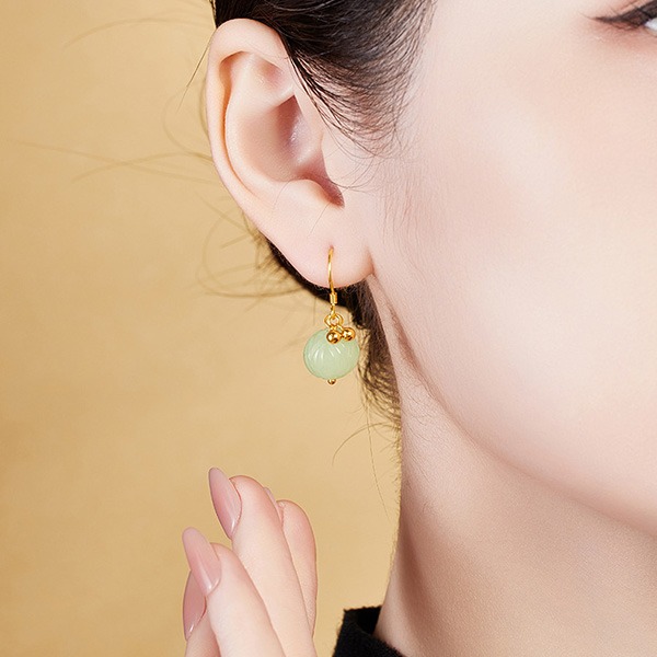 《QBOX 》FASHION 飾品【SVE26025】 精緻秀氣天然和田玉蓮花鍍金純銀耳環/耳墬-細節圖7