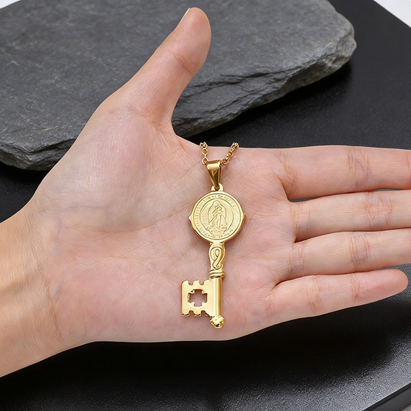 《 QBOX 》FASHION 飾品【GPN-2296】精緻個性復古金色聖母鑰匙鈦鋼墬子項鍊/吊墬-細節圖7