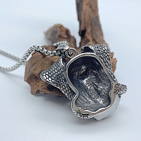 《 QBOX 》FASHION 飾品 【C23N2234】精緻個性龐克風蟒蛇骷顱頭鑄造鈦鋼墬子項鍊/掛飾-細節圖6