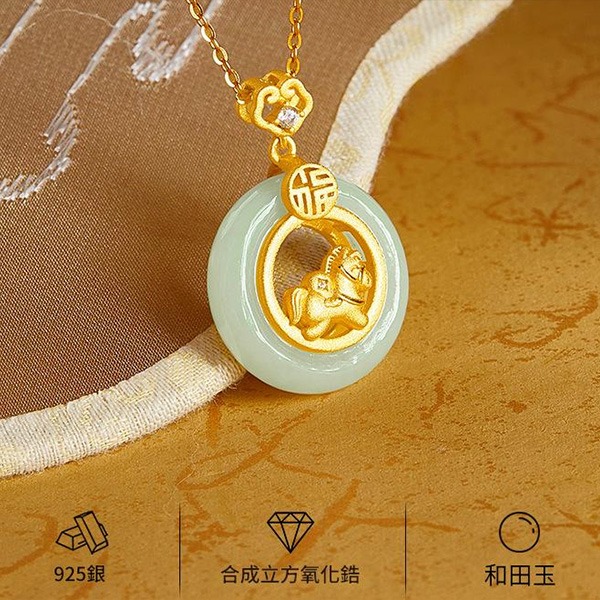 《QBOX 》FASHION 飾品【SVN25295】 精緻秀氣馬年和田玉平安扣鍍金純銀墬子/鎖骨鏈-細節圖4