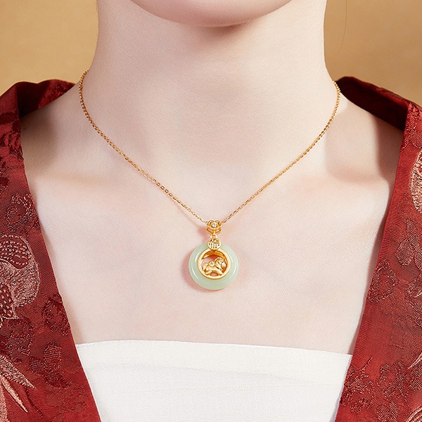 《QBOX 》FASHION 飾品【SVN25295】 精緻秀氣馬年和田玉平安扣鍍金純銀墬子/鎖骨鏈-細節圖5