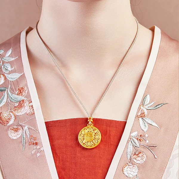 《 QBOX 》FASHION 飾品【SCN25045】精緻秀氣古法花絲鏤空八寶羅盤純銀鍍金墬子項鍊/吊墬-細節圖6