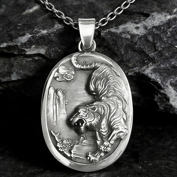 《QBOX 》FASHION 飾品【CBP8-896】精緻個性立體浮雕猛虎下山圓牌鈦鋼墬子項鍊/吊墬-細節圖3