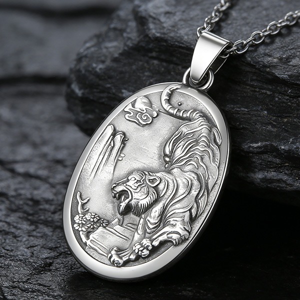 《QBOX 》FASHION 飾品【CBP8-896】精緻個性立體浮雕猛虎下山圓牌鈦鋼墬子項鍊/吊墬-細節圖4