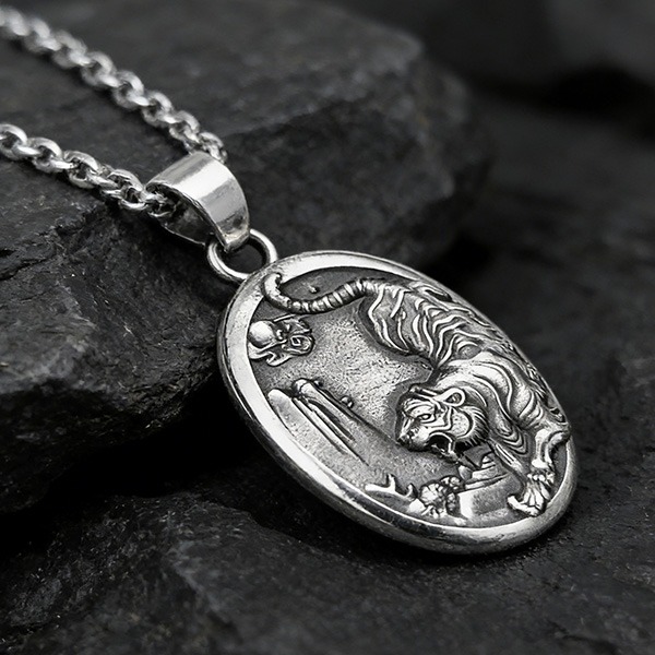 《QBOX 》FASHION 飾品【CBP8-896】精緻個性立體浮雕猛虎下山圓牌鈦鋼墬子項鍊/吊墬-細節圖5