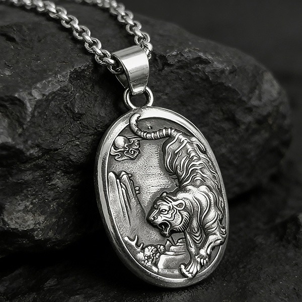 《QBOX 》FASHION 飾品【CBP8-896】精緻個性立體浮雕猛虎下山圓牌鈦鋼墬子項鍊/吊墬-細節圖6