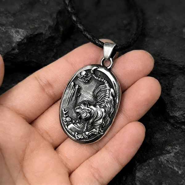 《QBOX 》FASHION 飾品【CBP8-896】精緻個性立體浮雕猛虎下山圓牌鈦鋼墬子項鍊/吊墬-細節圖8