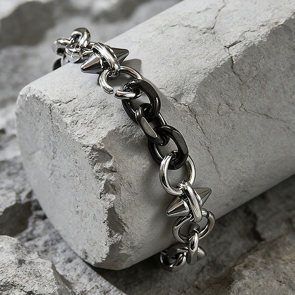 《 QBOX 》FASHION 飾品【B26N1818】 精緻個性黑白拼色尖刺鈦鋼手鍊/手環-細節圖4