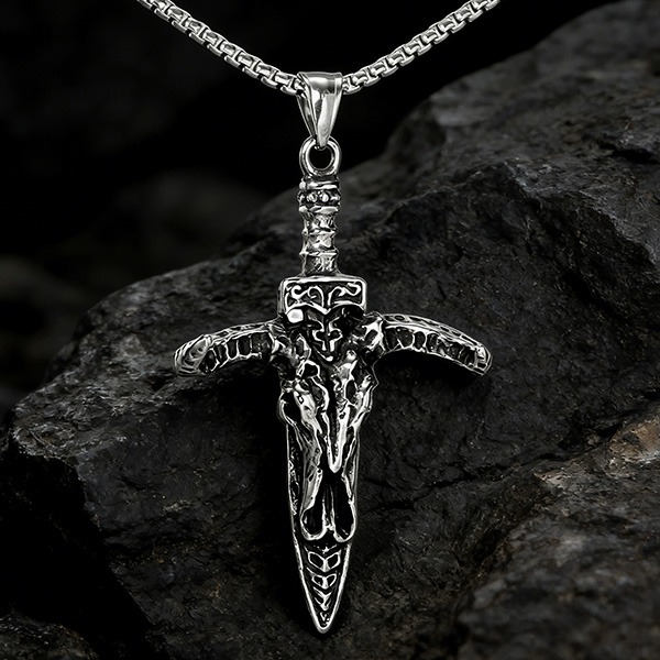 《 QBOX 》FASHION 飾品【CBP8-1168】精緻個性復古羊角骷髏劍刃鈦鋼墬子項鍊/吊墬-細節圖3