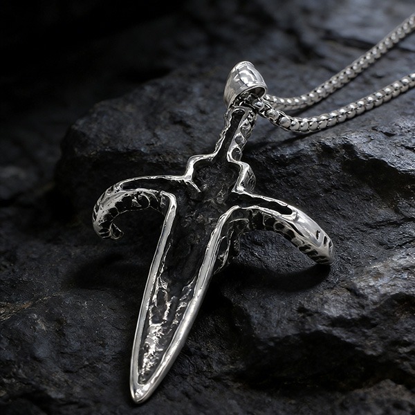 《 QBOX 》FASHION 飾品【CBP8-1168】精緻個性復古羊角骷髏劍刃鈦鋼墬子項鍊/吊墬-細節圖5