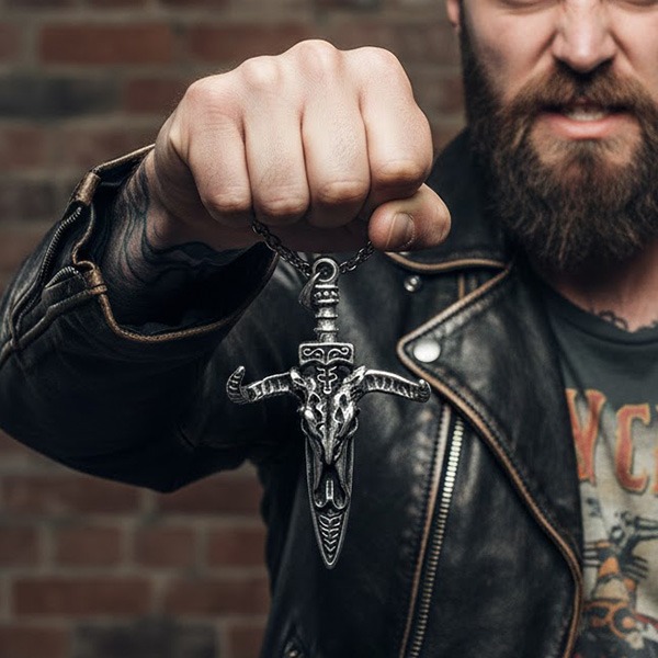 《 QBOX 》FASHION 飾品【CBP8-1168】精緻個性復古羊角骷髏劍刃鈦鋼墬子項鍊/吊墬-細節圖6